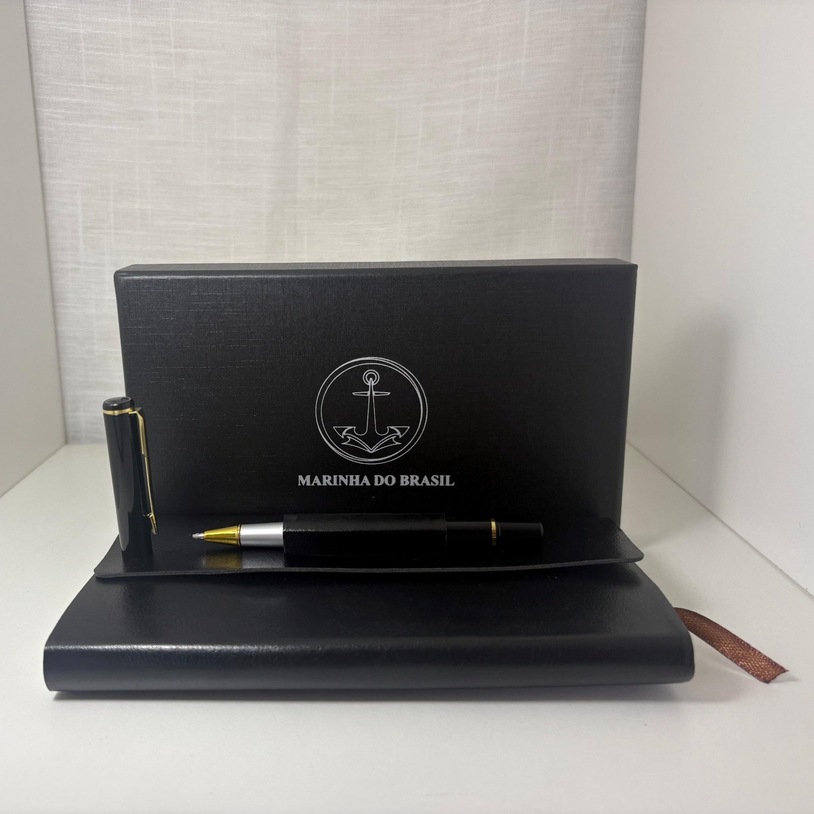 Bloco de couro na cor preta com caneta metálica , acompanha  caixa de presente personalizada  