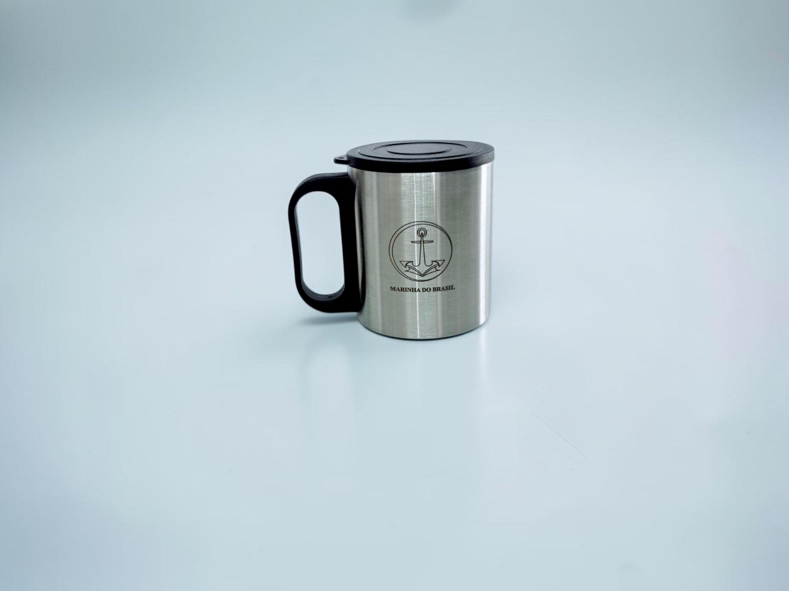 Caneca de metal com Tampa, brasão da Marinha gravado à laser. 