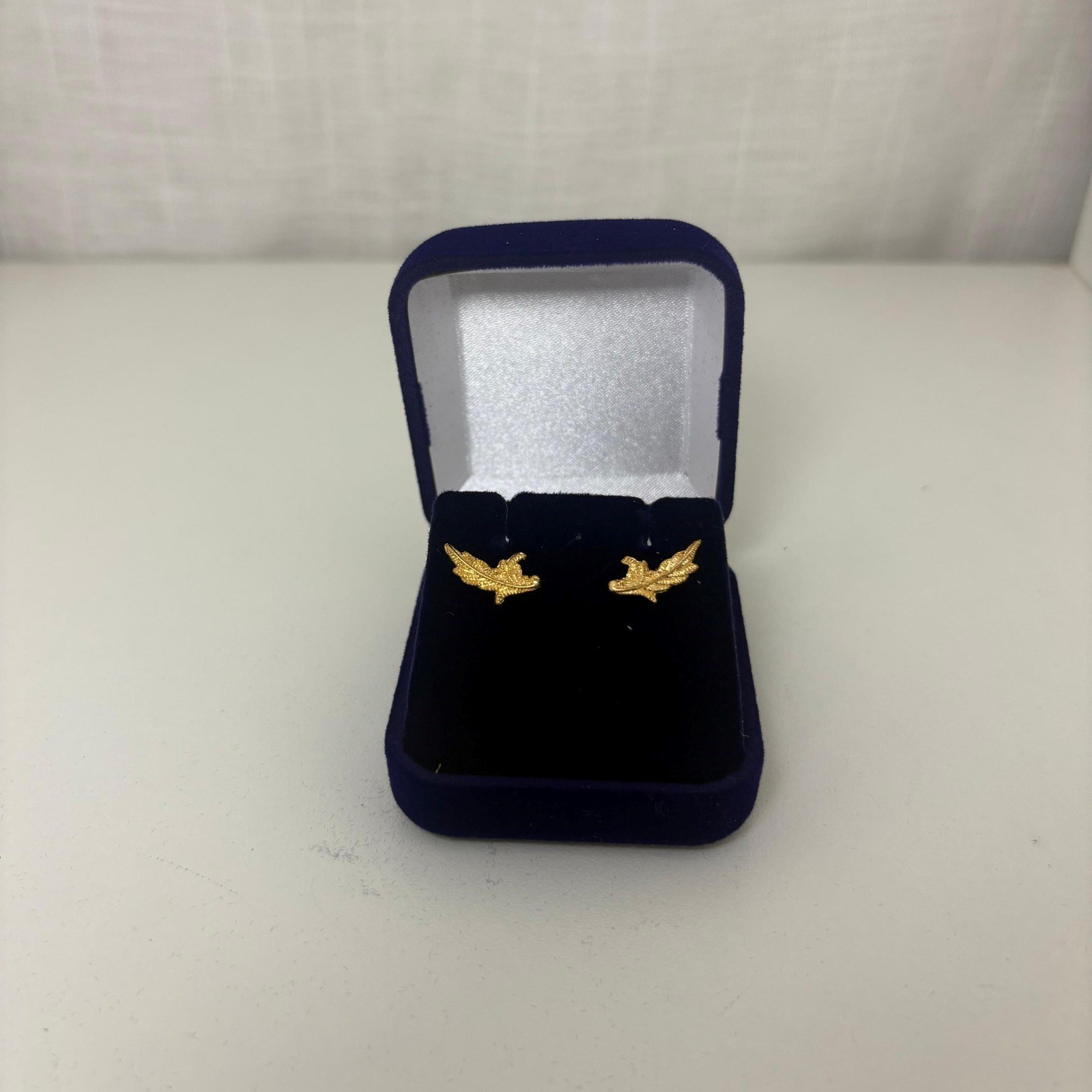 Brinco Formato folha de acanto com estojo veludo 