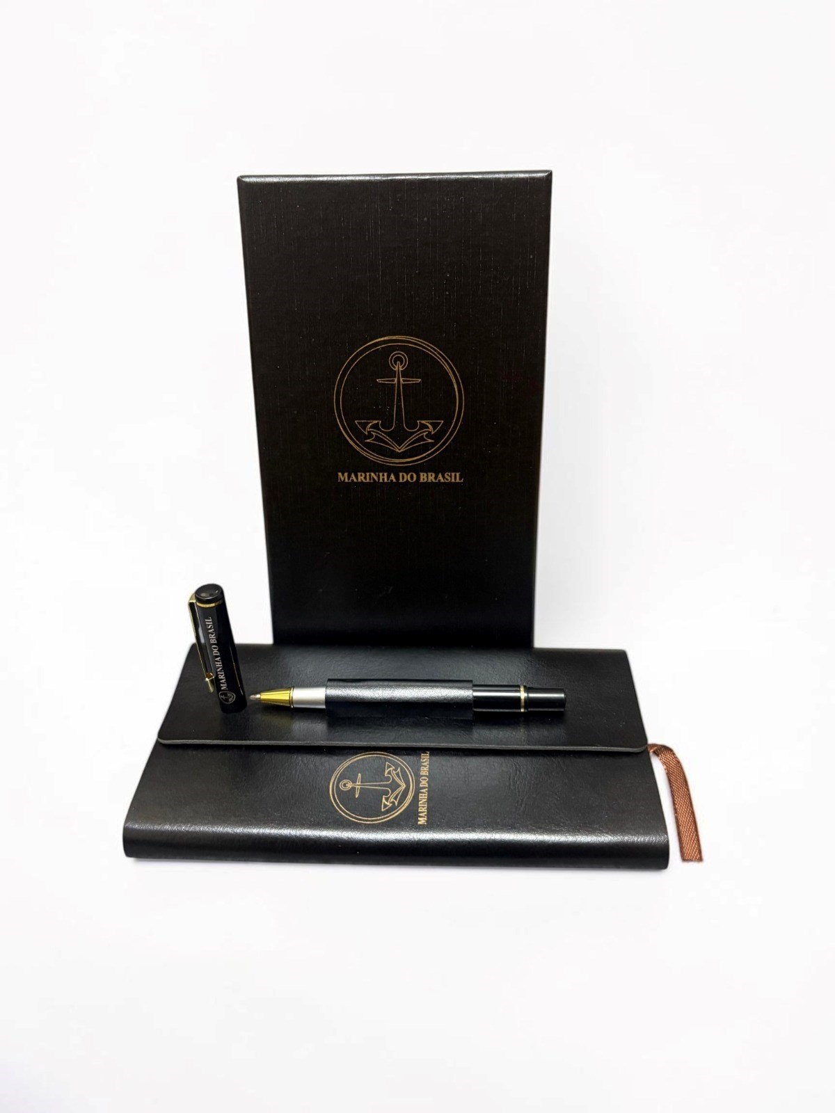 Bloco de couro na cor preta com caneta metálica , acompanha  caixa de presente personalizada  