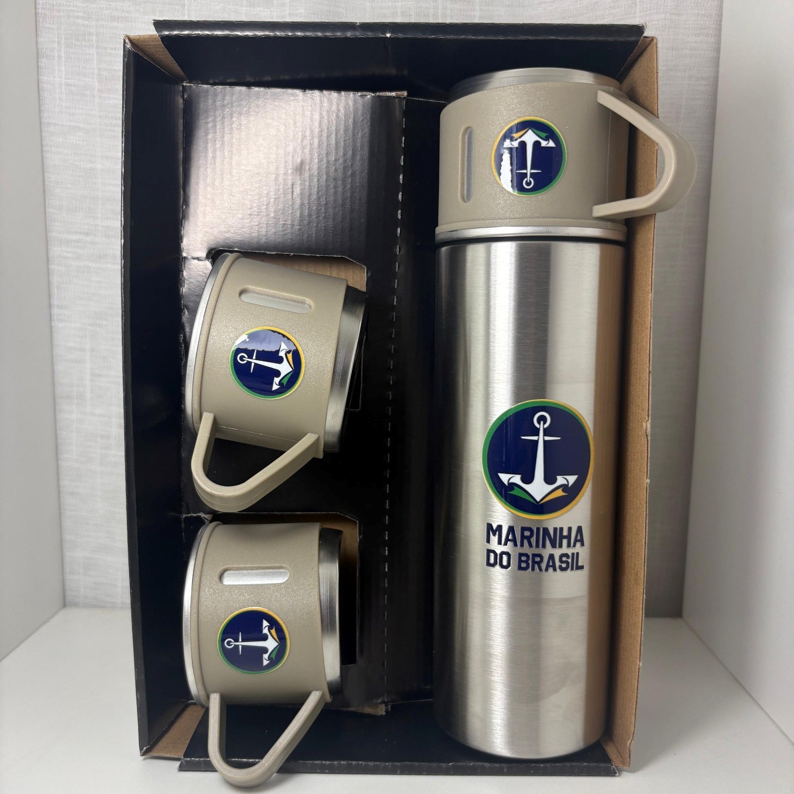 Kit garrafa térmica 500 em aço inoxidável com 3 xícaras personalizada em DTF em todas as peças 