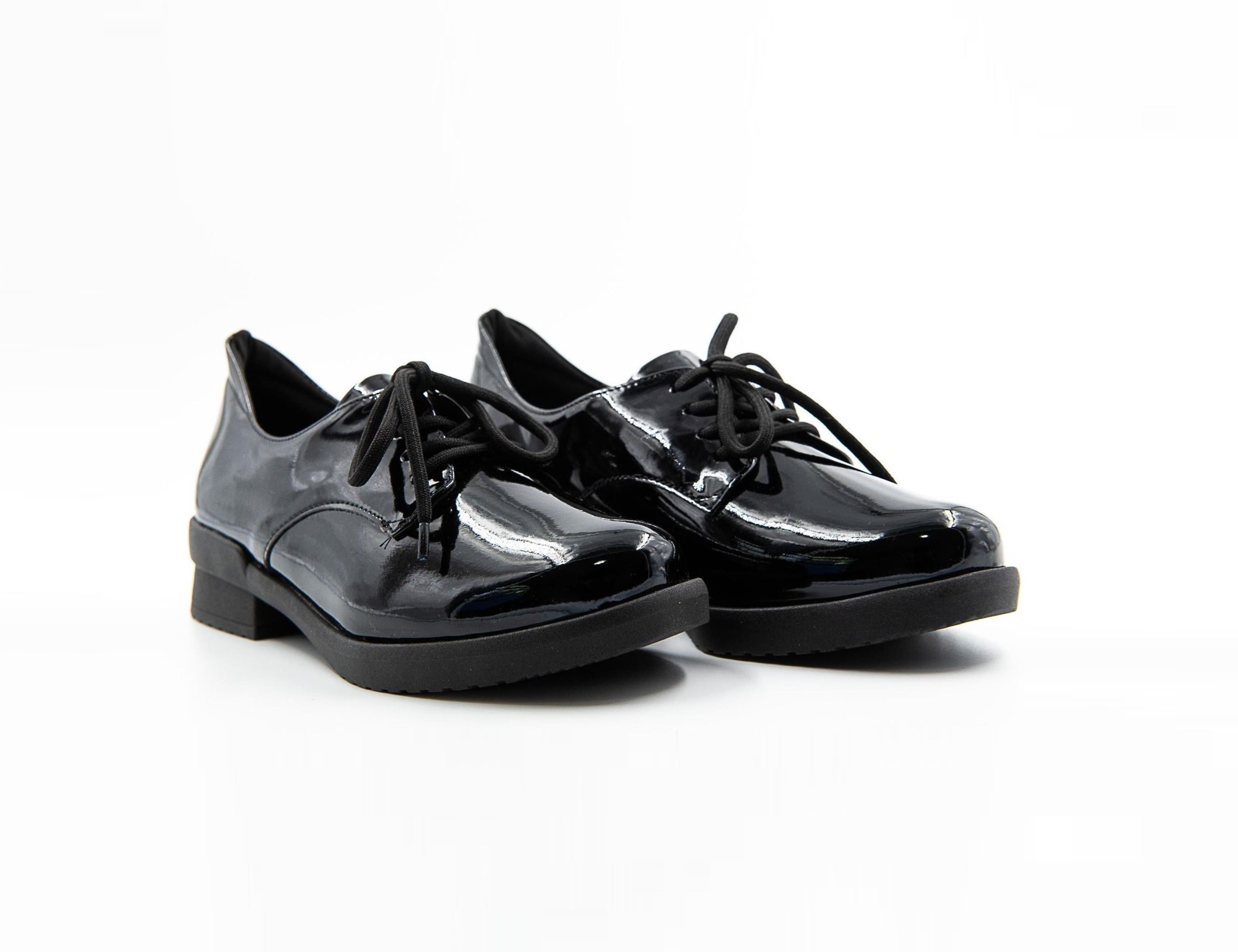 SAPATO SOCIAL FEMININO DE CADARÇO PRETO VERNIZ PICCADILLY