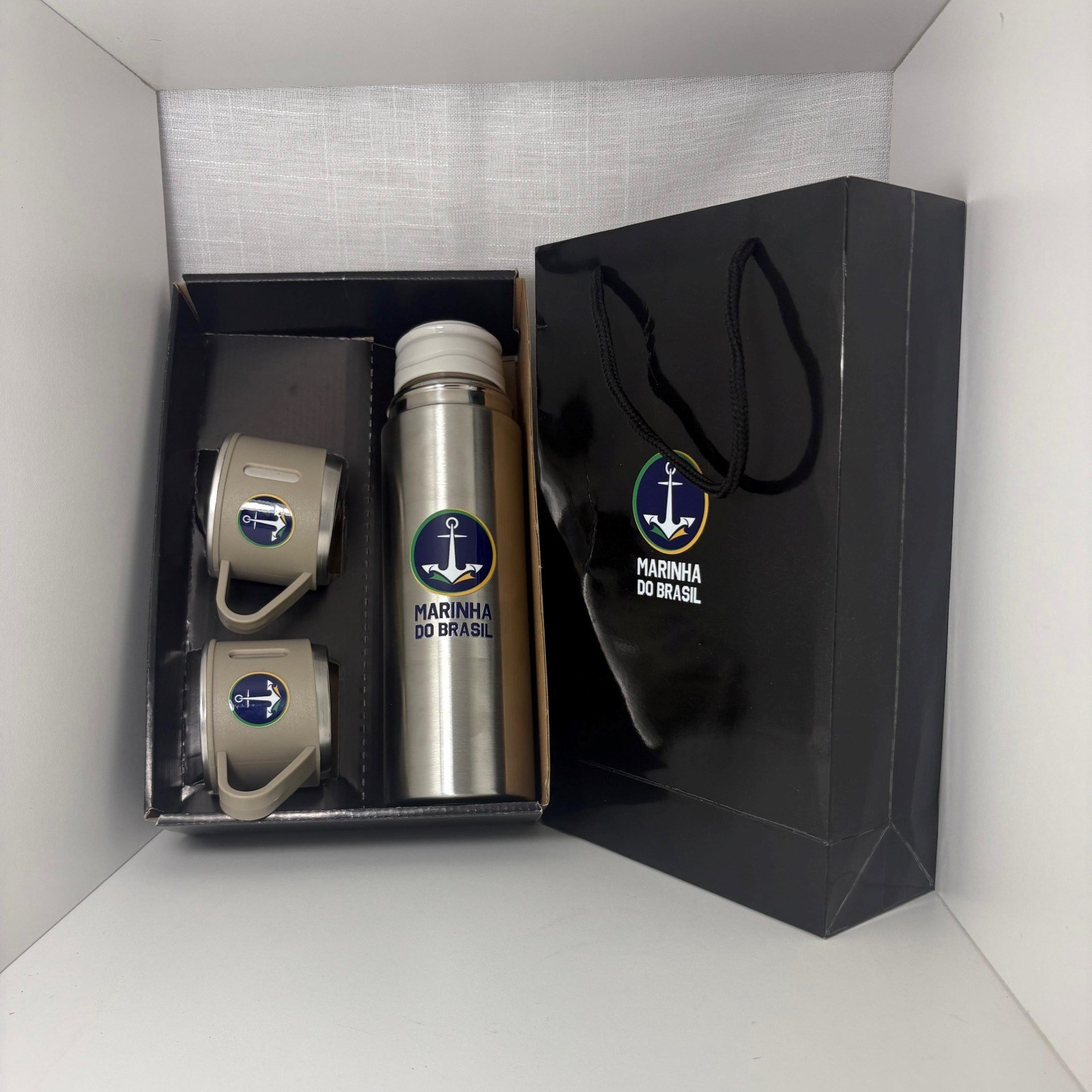 Kit garrafa térmica 500 em aço inoxidável com 3 xícaras personalizada em DTF em todas as peças 